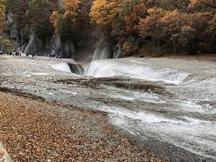 滝の後ろ側から