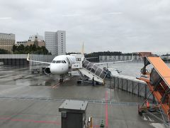 まずは成田空港からバニラエアで新千歳空港へ向かいます。
早々とチェックインを済ませ、搭乗口で飛行機の写真を撮りながら待っていると、搭乗開始の時刻になっても一向にアナウンスがかかりません。どうやら飛行機が遅延している模様、幸先の悪い旅です(-_-;)
結局30分遅れで成田を飛び立ちましたが、LCCの遅れやすい特性を加味して旅程を立てたので問題ありません。
LCCを使う際には行程に余裕を持って…！