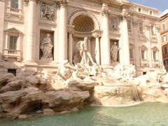 トレビの泉に歩いて到着しました。本旅行の本題の話を少しすれば、帝国時代、ローマには計11本の水道が引かれており、ここトレビの泉はその1本である『ヴィルゴ水道』の終着点として整備されたものです。