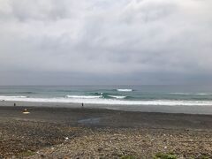 お食事をいただこうとレストランを探してみると鉄浜海岸にありました。

サーファーのお兄さん、お姉さんがたくさんいました。台風が来ているので波が高くて楽しそうですね。