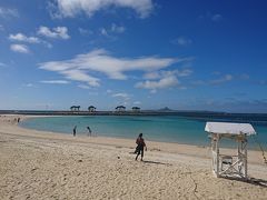 少し歩いて海へ。天気予報では、1日目は雨予報でした。なのにこの青空！なんとか沖縄らしい風景が見れるといいな、なんて思っていたぐらいだったのに。