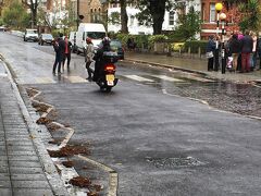 例の横断歩道です。
あちらの人だかりはツアーで来ているみなさんのようです。