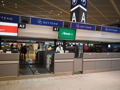 AM9:00
成田国際空港第1ターミナル４F出発ロビー
北ウイング　Aカウンター

搭乗手続きを行います。
プレミアムエコノミーなので優先で手続きが出来ます。
スーツケースを預け、航空券をもらって
旅行社のカウンターへ