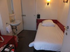 ホテルはブリュッセル北駅から１０分ほどのクイーンアンです。
大通り沿いだし、「HOTEL」って看板が出ているのでわかりやすいです。
部屋はちょー狭いｗ室内に洗面所があるからか監獄っぽいけど寝心地は良かったです。洗面台の隣に薄いクローゼットあります。

今回はホテル未定の格安プランでしたが、便利のよい場所でよかった。
最寄りは地下鉄ロジェ駅だけど、グランプラスまで徒歩１０分ほど、地方都市行く以外はほぼ徒歩でした。