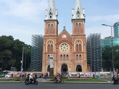 サイゴン大教会。改修中のようで中には入れなかった。