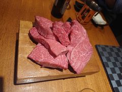本日の神戸牛たちです
サシがすごい！
神戸牛赤身肉100ｇのはずですが、脂がすごいですね