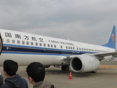 今回のローマまでの切符は中国南方航空（5.5万円）、初めての中国系の航空会社。
羽田空港の沖止め。写真が撮れるのがうれしい。
機体はボーイング737　残念ながらパーソナルモニターはありませんが足元はそこそこ広い。
10時37分に離陸。