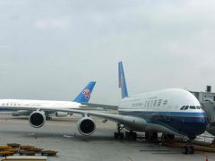 1445広州空港に着きました。この空港は中国南方空港のメイン空港。
外を見たら二階建てのエアバスA380が二機も！豪華やなあ～
