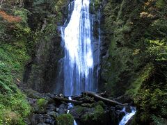 抱返神社から歩いて30分ほどで回顧（みかえり）の滝に着きました。2段になって水が流れていくのが美しい滝です。