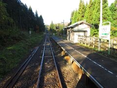 2日目は北上線に乗って、紅葉の名所に立ち寄ってから花巻空港へ向かいます。北上線は1日に7本しかなく、観光で使える時間帯は3本しかないので7:41発の列車に乗りました。この日は日曜日ということもあって乗客はごくわずか。気が付くと山深いところを走っていくようになる。秘境駅に近い駅も多く、小松川などを通過する快速列車もあります。