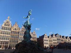 どうも私にはベルギーのギザギザの建物はツボらしい。
見ててテンションあがりまくり。