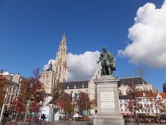 青空、白い大聖堂、赤い紅葉のコントラストが素敵。