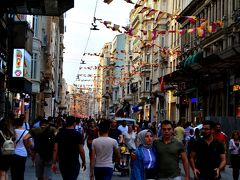 Istiklal Cd.（イスティクラール通り）

いつもたくさんの人で賑わうイスタンブール版シャンゼリゼかしら？（笑）
