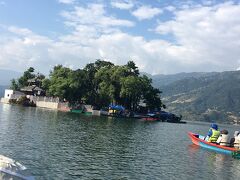 　ペワ湖でボートに乗ります。漕ぎ手がいるので乗っているだけです。
　湖の中の島にバラヒ寺院があります。
