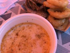 市場前でサーモンスープをいただくのも定番となりました