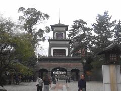 少し歩いて、前田利家とまつを祀った尾山神社に向かいます。