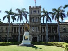 何度も写真におさめていますカメハメハ大王像です。
後ろの建物は、アリイオラニハレ(ハワイ州最高裁判所)です。
カメハメハ大王像の前で記念写真を撮ってそのまま帰られる方が多いですが、時間があれば、アリイオラニハレの中も覗いてみて下さい。
