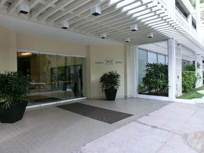 ワイキキパークホテルのロビーを通りぬけ、<br />夕方のワイキキに出発です。