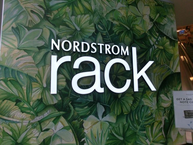 インターナショナルマーケットプレイスの近くの<br />ノードストロームラックへ。<br /><br />ん～今回は掘り出し物が見つからず。