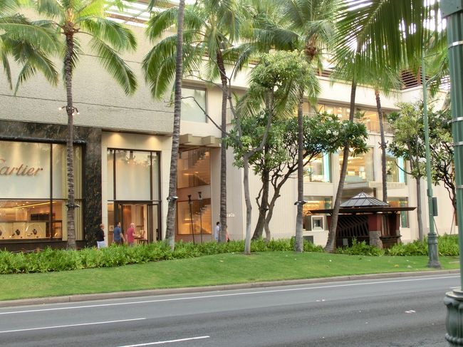 カラカウア通りへ戻ってきました。