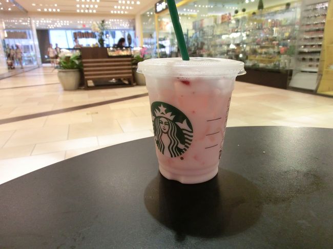 ワイキキ限定裏メニューのピンクドリンクです。<br /><br />ん？作る人によって、なんか味が違うような･･･。