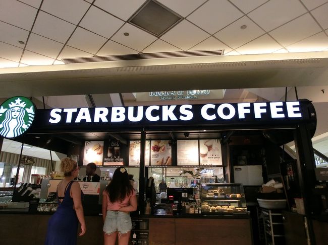 その隣のワイキキシショッピングプラザ１階の<br />スターバックスへ。