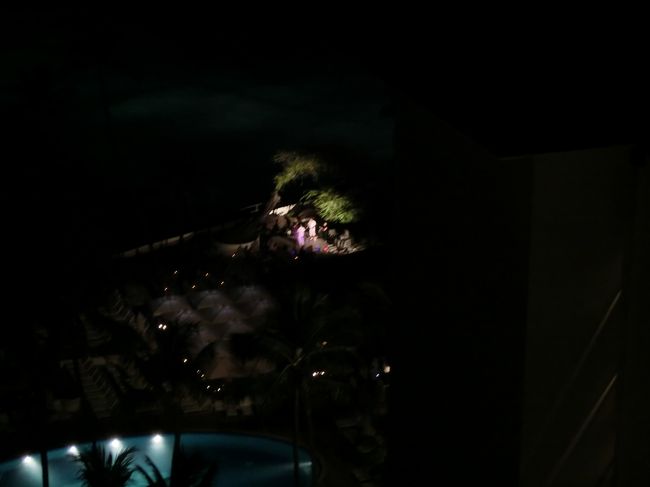 ハレクラニのハウス・ウィズ・アウト・ア・キーから<br />ハワイアンの演奏が聞こえてきます。