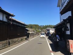 雰囲気のある町並みの中をまずは