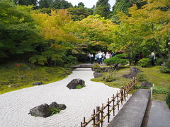 続いて、円通院を見学。コンパクトな庭園は何度来てもいいですね！運よくお坊さんの案内で散策します。途中「女性の方は前に」といわれ、のこのこ出て行った嫁とはぐれる羽目に。男連中は、早飯を決め込み、飯屋で嫁を待つことにしました。