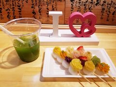 11時になりました！
1番食べたかった串グルメをゲットだぜ！

⑤昭和横丁 茶処くらや
ハイカラ恋小町セット（グリーンティー付）
秋の串1本

これが撮りたくて、食べたくて…！
味もイイ感じ、特に酸っぱい餡子がイイ感じ！！