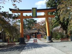 北野天満宮北門をでて左（西）をみれば平野神社が見えます。
歩いて数分ですね。

