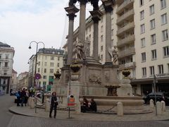 ホーエンマルクト広場
時計のすぐそばの広場です。
緑もなく、どおってことはない広場ですが、こんなローマ風の碑が建っていました。