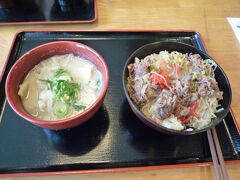 17時、食事処 あじわい館にて阿蘇名物赤牛の牛丼をいただく。