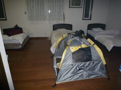 この日の宿は、南阿蘇の貸別荘「ふなざし」。広いベッドルームに犬のテントを持ち込んで同宿。
