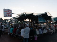 夕食はフナ広場で．
シーフードのフライで有名な14番の屋台でいただきました．