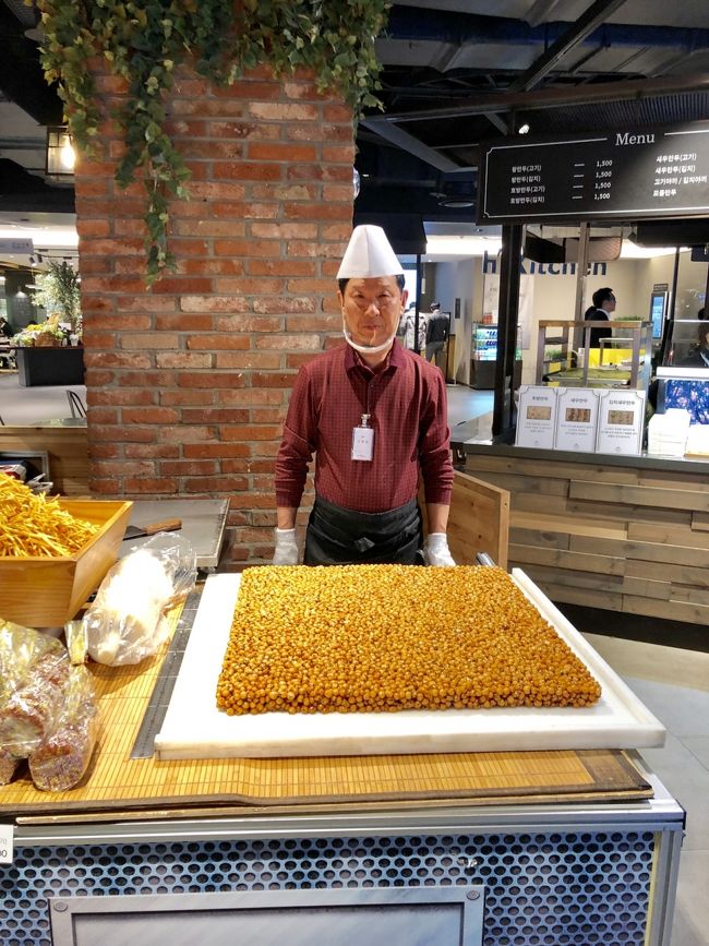 おじさんいい姿勢で静止<br />写真撮ってのポーズだよ