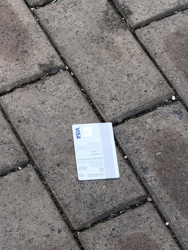 なんか落ちてたんです<br /><br />触らなかったけど後で思えば<br />大事なカードでは？<br />届けるべきだった…ごめんなさい