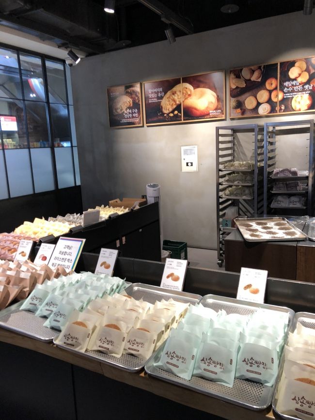 現代シティーアウトレットがオープン時間に<br />なったので出かけます<br />ここの地下のフードコート<br />すごいいいですね<br />新しいお店がいっぱい入ってます！<br /><br />ここのパン屋さんも