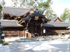 拝殿です。
別名玉の輿神社。
桂昌院（お玉）にゆかりの神社で開運・良縁のご利益があるそうです。
東門を出た参道には名物あぶりもち屋さんが2件あって
いい香りがただよっていました。
休憩にちょうどいいですね。