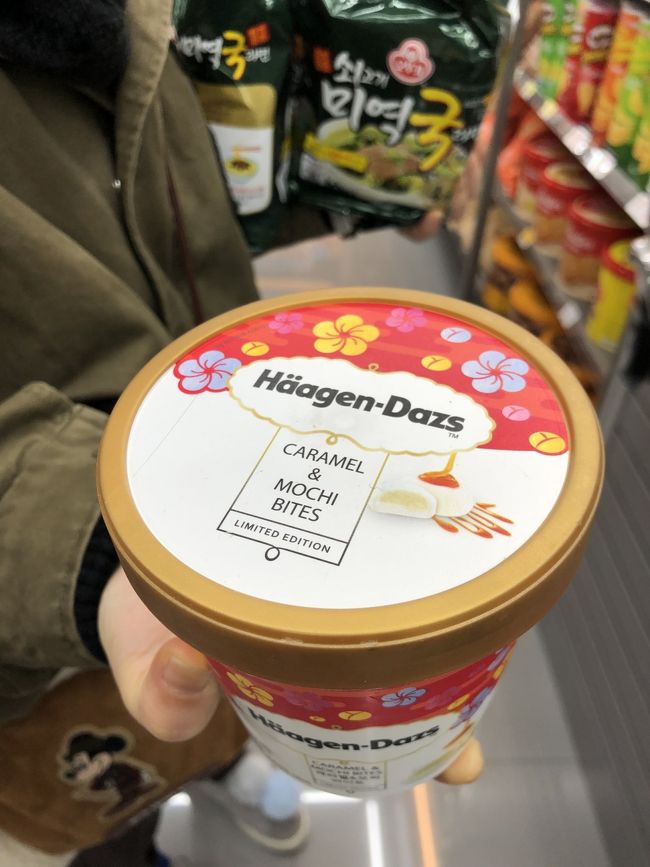 東大門にあるハーモニーマートが<br />まだ開いてなかったので<br />emart24へ<br /><br />お餅入りのハーゲンダッツ