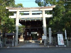 水火天満宮のすぐ南側の道（上御霊前通り）をずーっと東に進みます。
烏丸通にでてすぐ北側の信号渡ってもう少し東に行くと御霊神社です。
水火天満宮からは1㎞くらいですね。歩いて10分ちょっとでした。