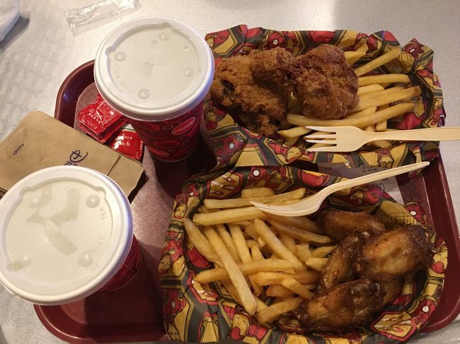 だいたい様子が分かったのでひとまずランチ休憩<br />チキンバスケット的なものを食べました