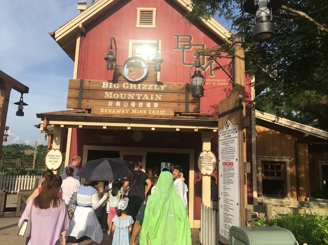 乗り物はビッグ・グリズリー・マウンテン・ラナウェイ・マイン・カーに皆でハマってこればっかり乗ってました^_^;<br />人気ありそうなのにあんまり並んでないから「もう一回！」「もう一回！」とまさにエンドレス！<br />これが我が家のナンバー1でした☆