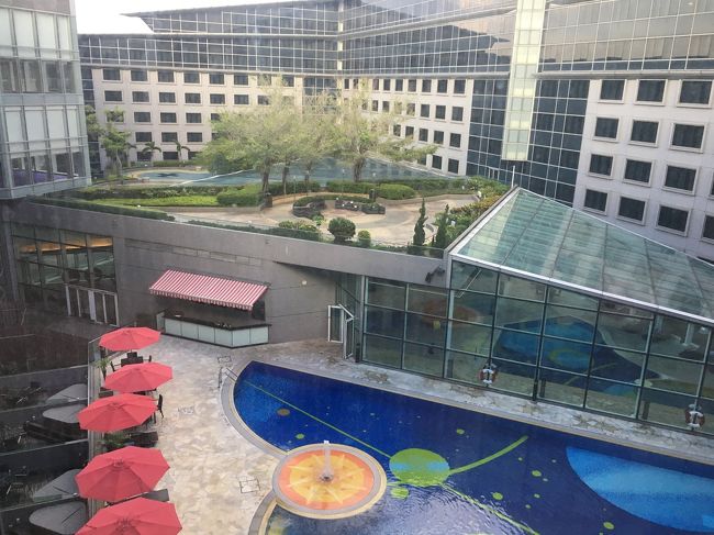 ☆2日目☆<br />あら、このホテルプールもあったのね～<br />10：10のCX785に乗るのでさっさとチェックアウトしてラウンジに行くぞ～