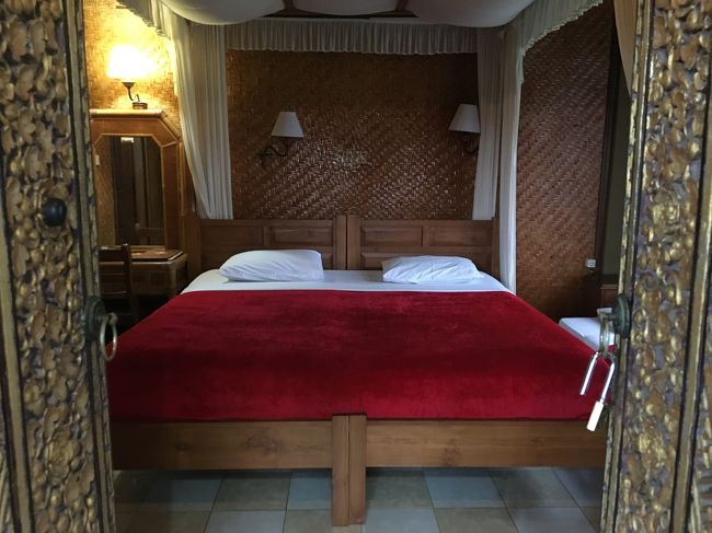 お部屋はデラックスの2階のお部屋<br />隠れていますが右側にエキストラベッドが入っているので部屋はほぼベッドで占領されています^_^;