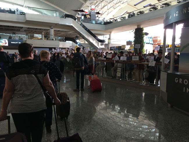 入国審査はスルっと通過できるんだけど荷物が出てくるのが遅すぎっ(-"-)<br />なんとかならないのかな～～<br />外に出たらお迎えのドライバーさんを探して～