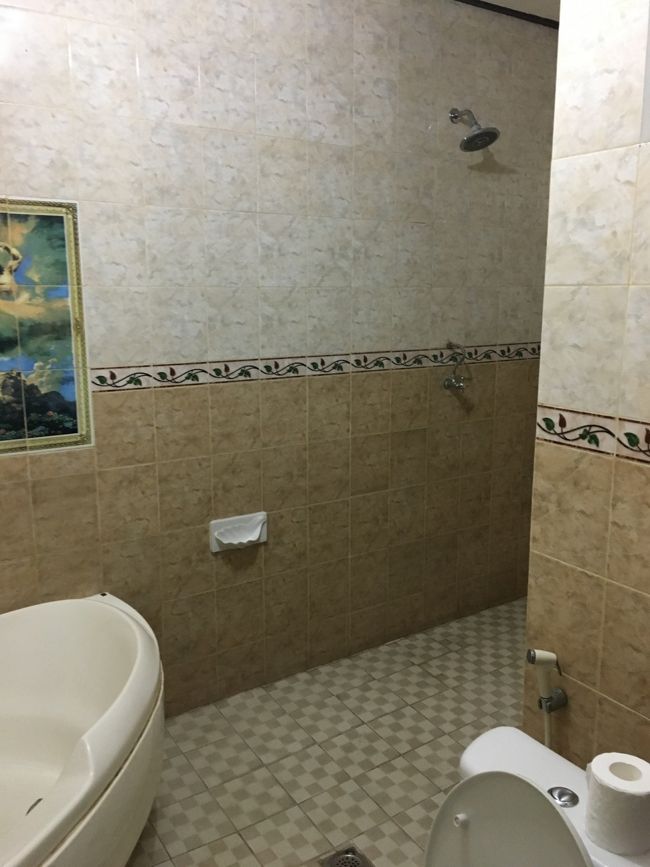 奥にもシャワーあり