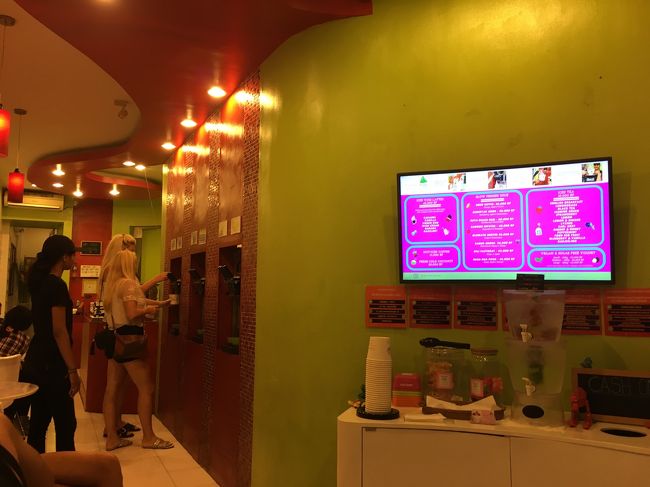 今日も帰りにフローズン・ヨギでデザート・・・<br />とこの時地震発生！<br />地震慣れした日本人的には震度３程度かな？って感じでじっとしてたら周りの観光客＆店員すべてが我先にと店から飛び出てく～～<br />それを見て私たちも「もしかしてこの店潰れるんじゃ・・・！？」と不安になり慌てて避難<br />前のサッカー場はたくさんの人たちがしばらくの間避難していました・・・<br />この地震はロンボク島で起きたM7.0の地震だったようです