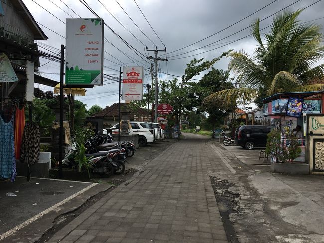 今日も良く歩いたし皆でマッサージ行こうか、となり・・・