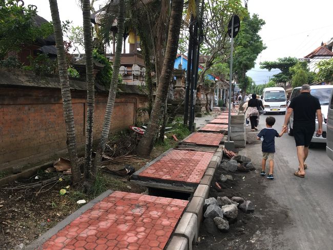 帰り道のハノマン通り<br />ほんっと歩きづらいわ～～